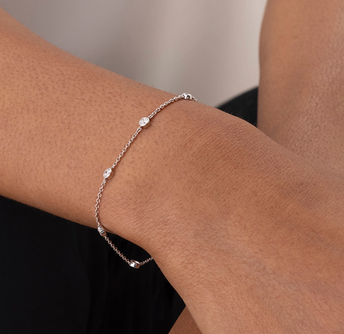 Celestial Collection 18k Orbital 7 stone diamond bracelet D 0.55ctw